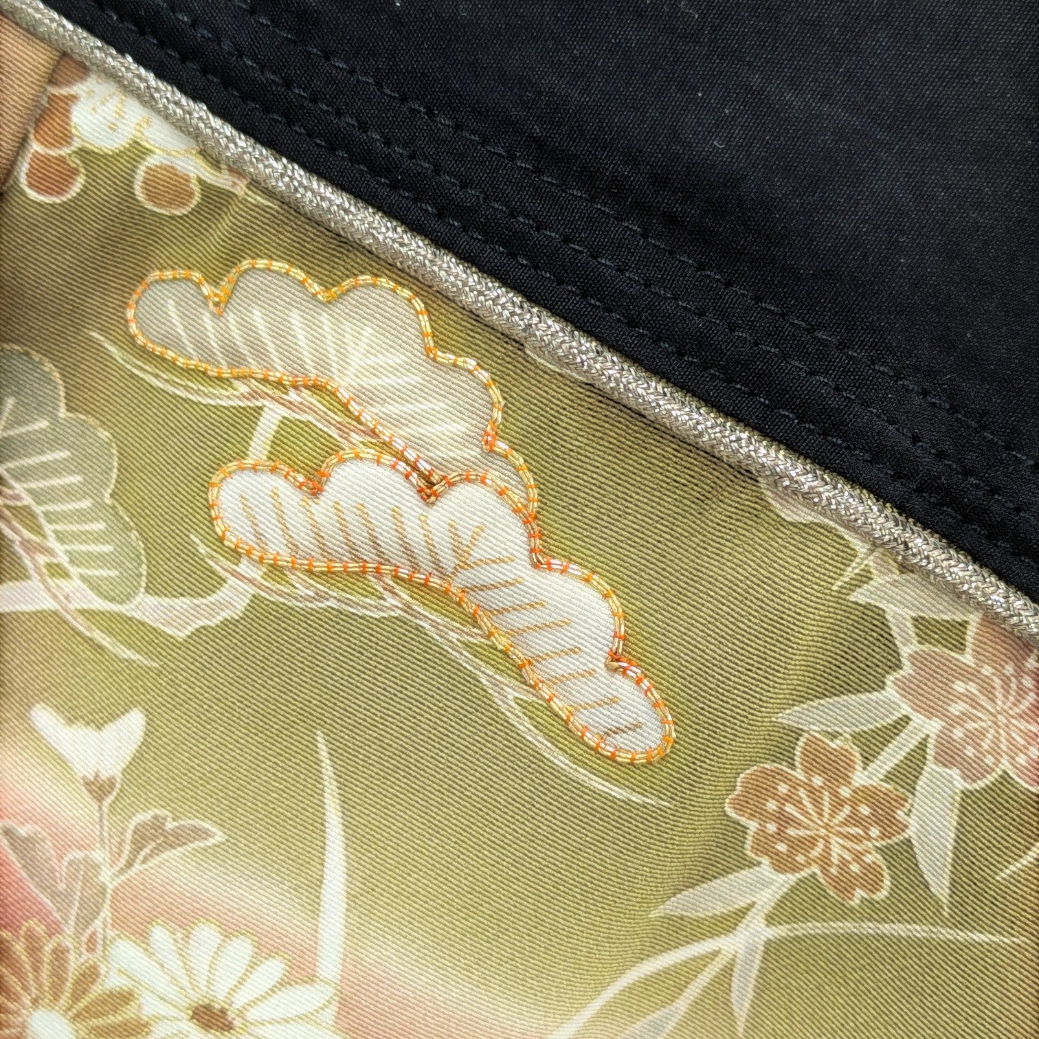 黑羽二重绸和紫色刺绣访问和服绸衬衫