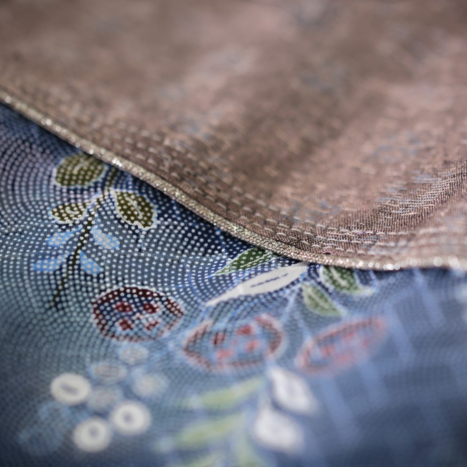 藍色小紋と上品な茶生地の正絹シャツ