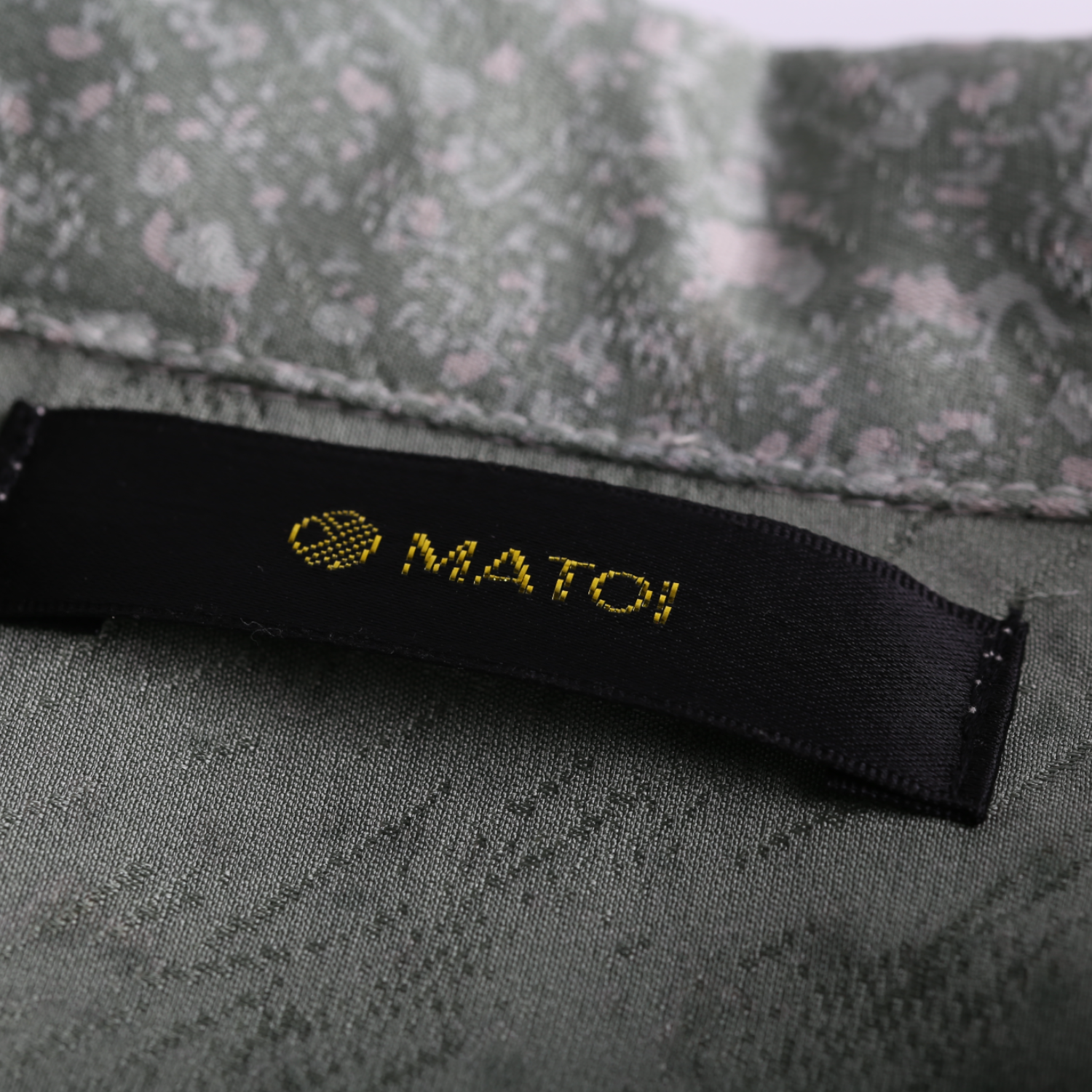 二つの着物が織りなす絞り草葉模様のシルクシャツ