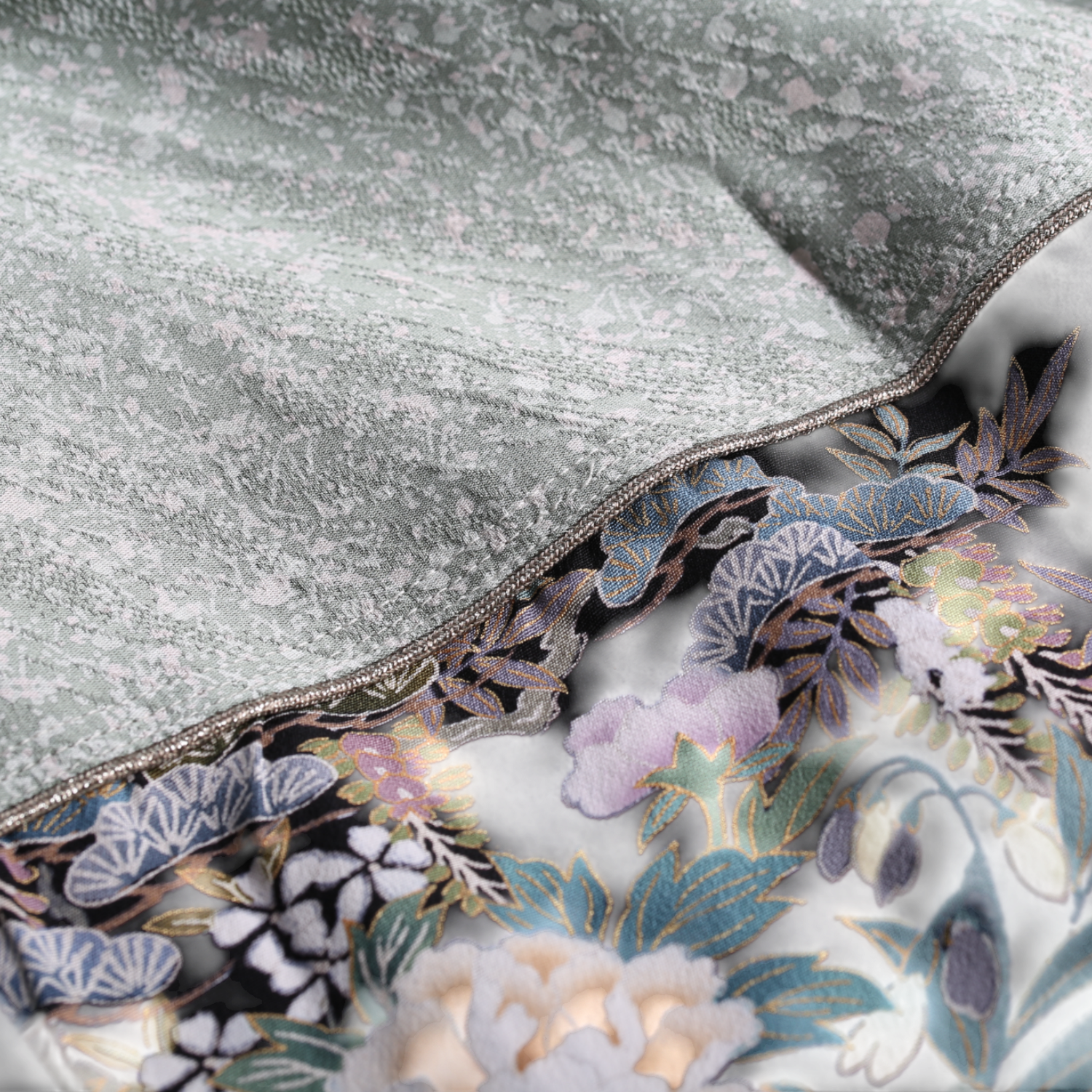 二つの着物が織りなす絞り草葉模様のシルクシャツ