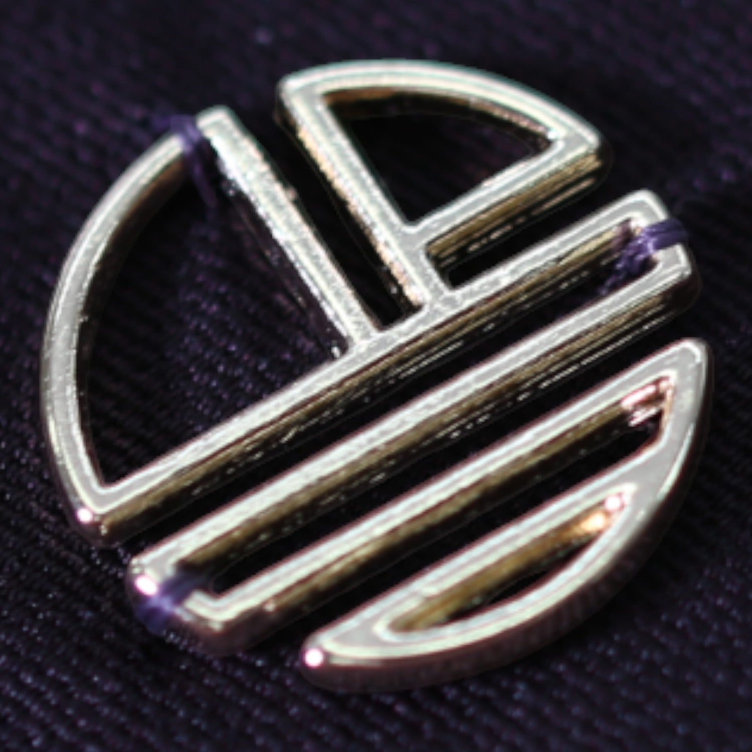 揺れる草花と深紫のシルクシャツ