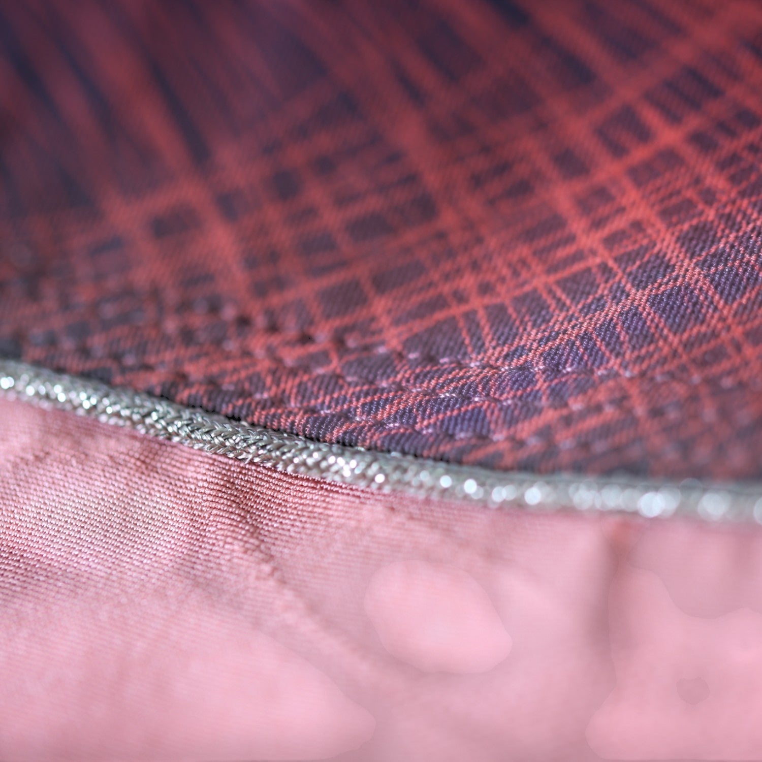 揺れる草花と深紫のシルクシャツ