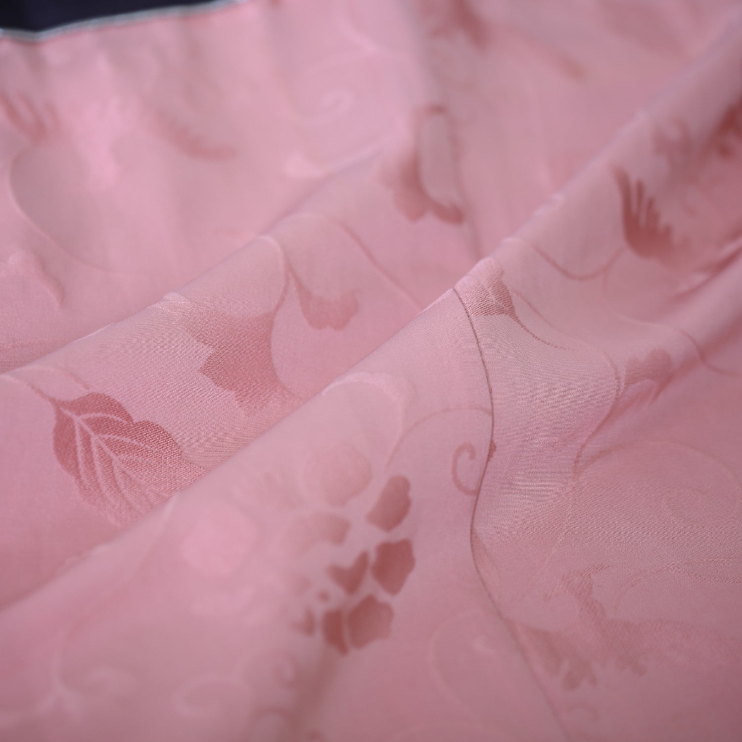 揺れる草花と深紫のシルクシャツ