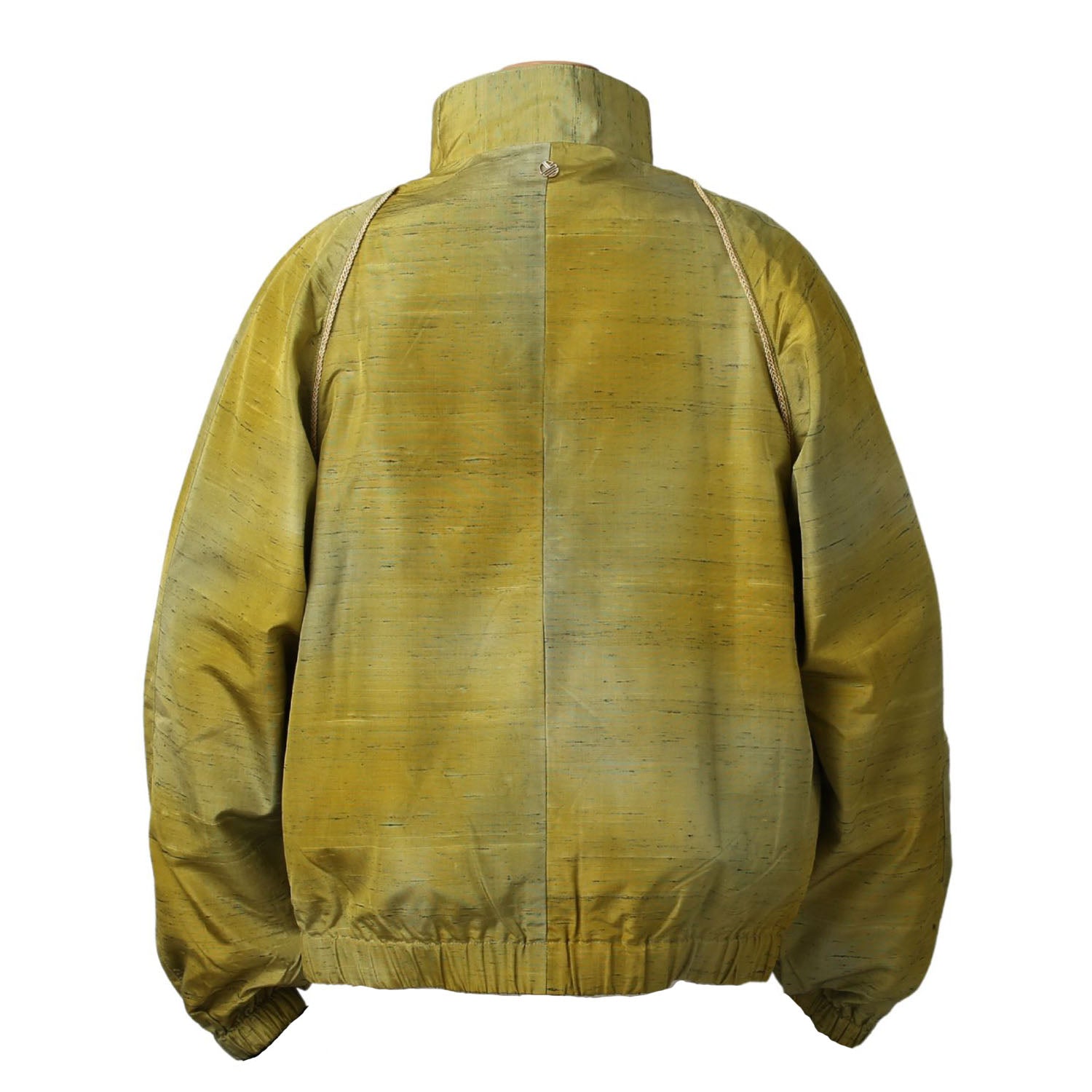 Wear a traditional gradient blouson