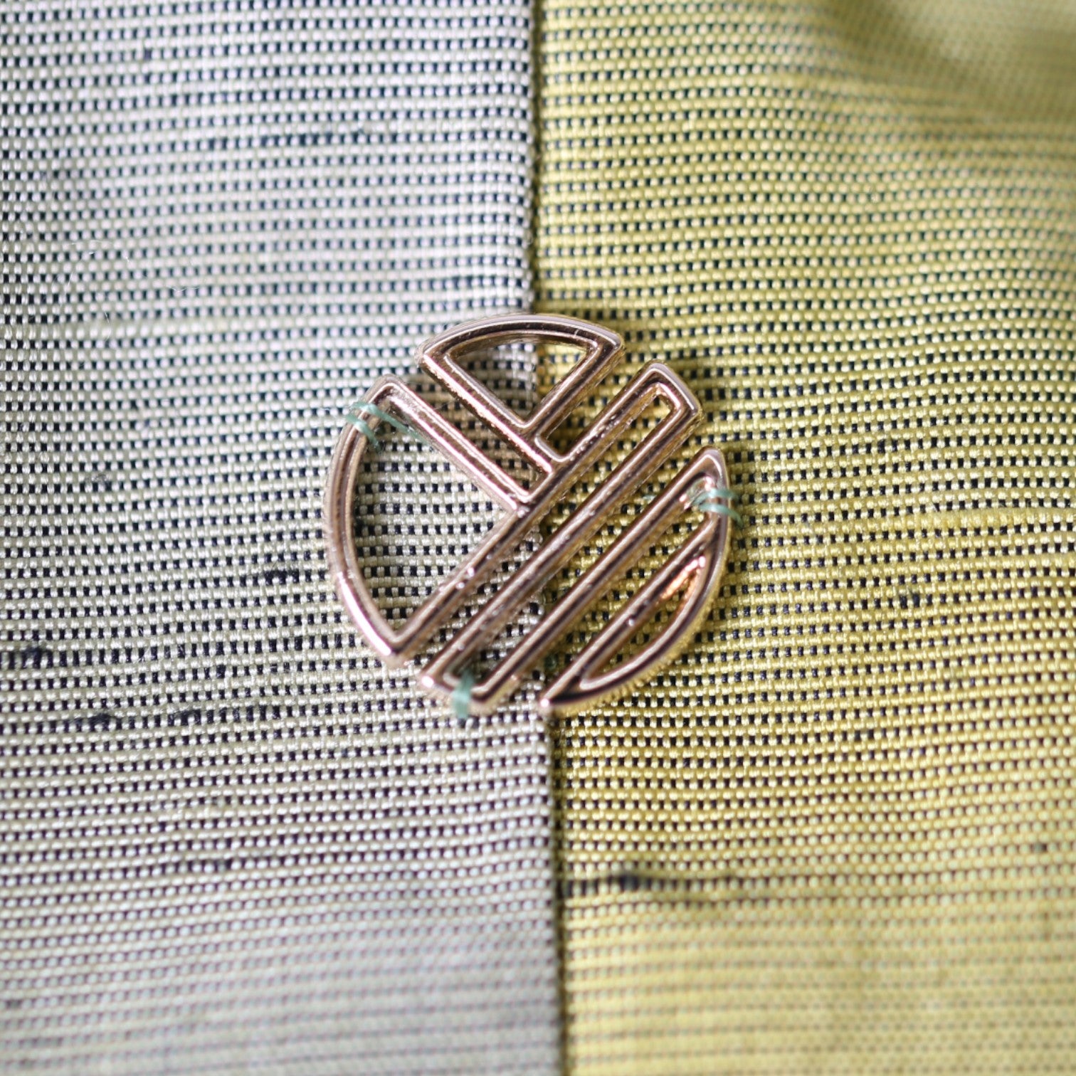 Wear a traditional gradient blouson