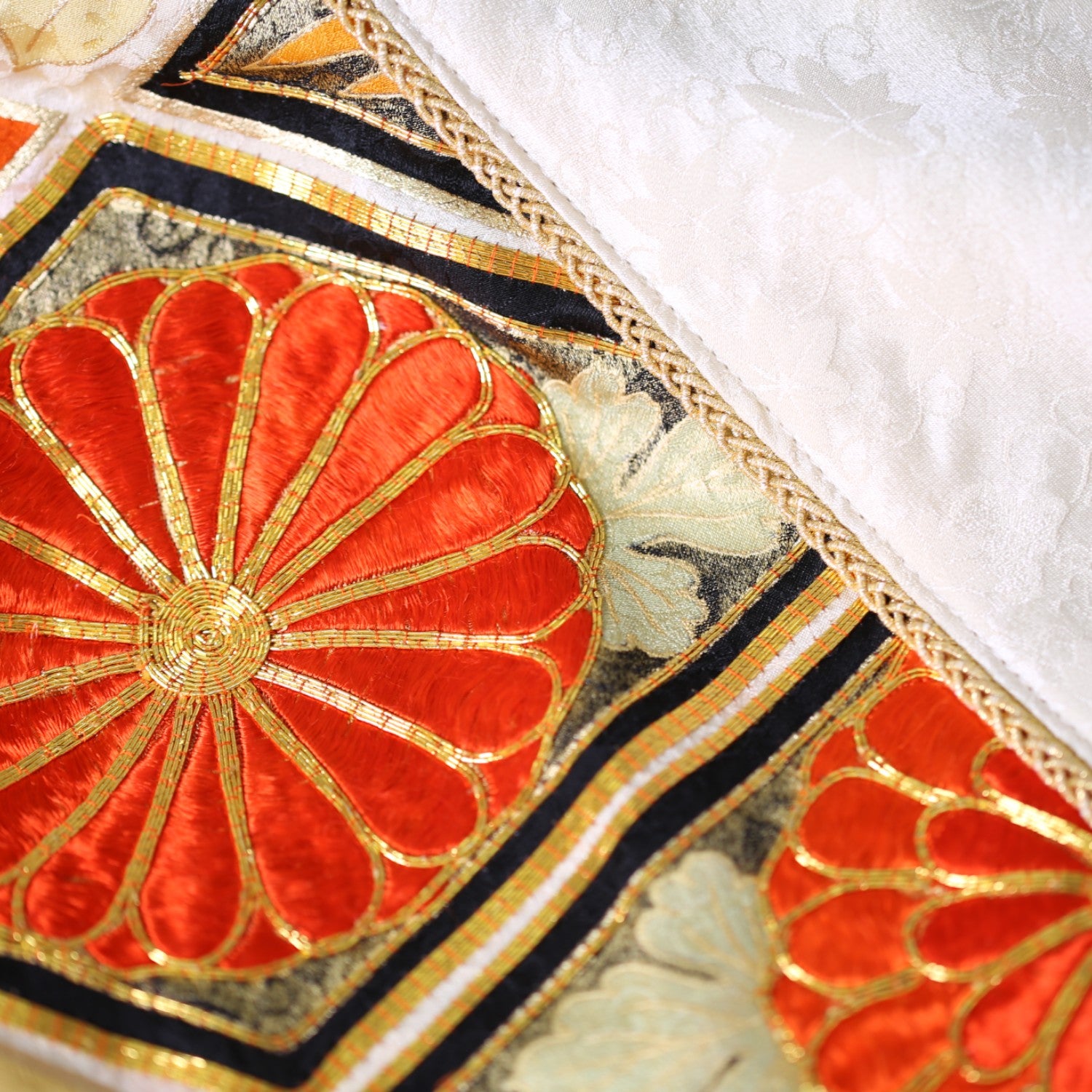 和モダン豪華刺繍振袖のブルゾン