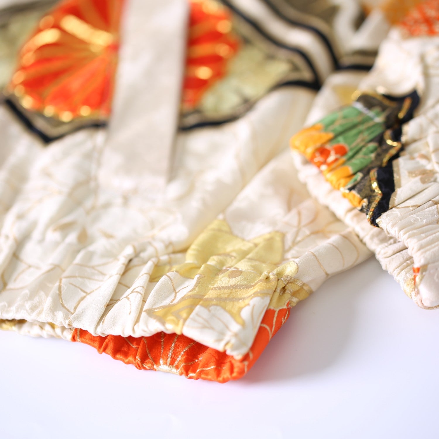 和モダン豪華刺繍振袖のブルゾン