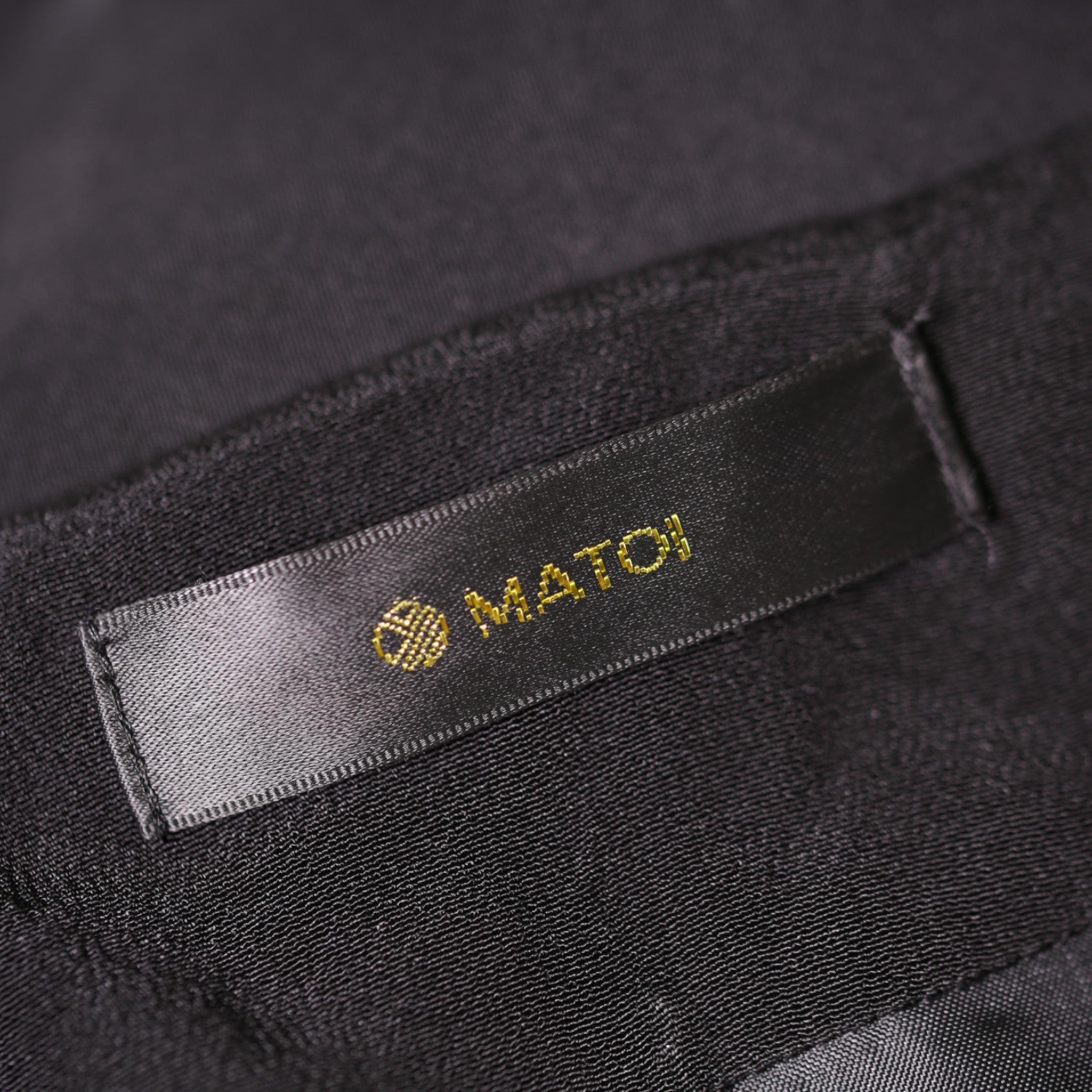 金刺繍が彩る黒留袖ブルゾン