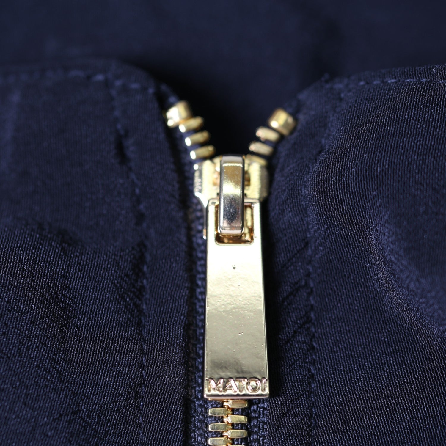 金刺繍が彩る黒留袖ブルゾン