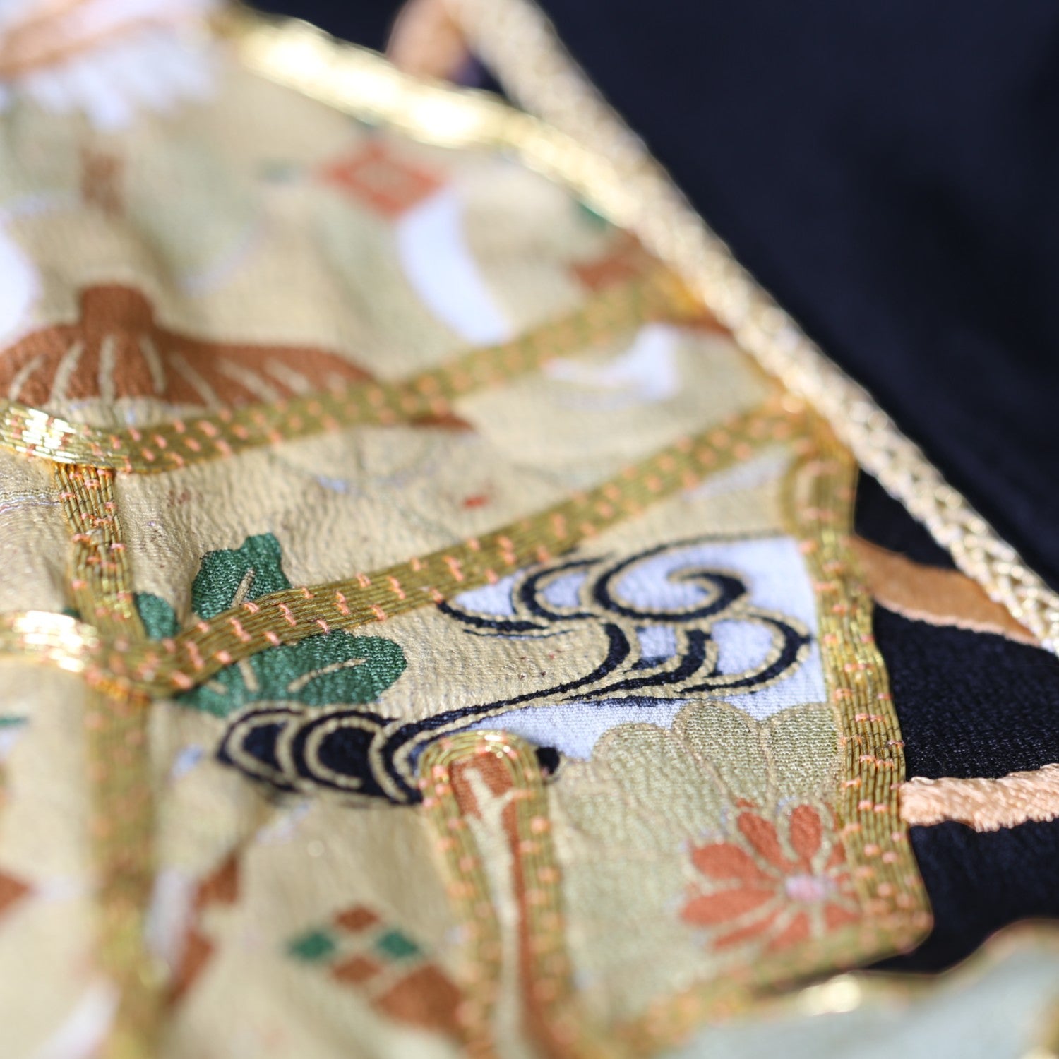 金刺繍が彩る黒留袖ブルゾン