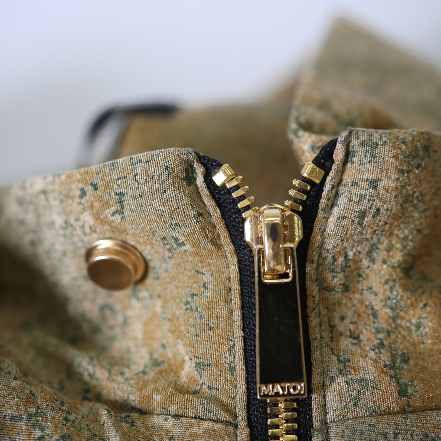 霞模様の黒袖モードコート