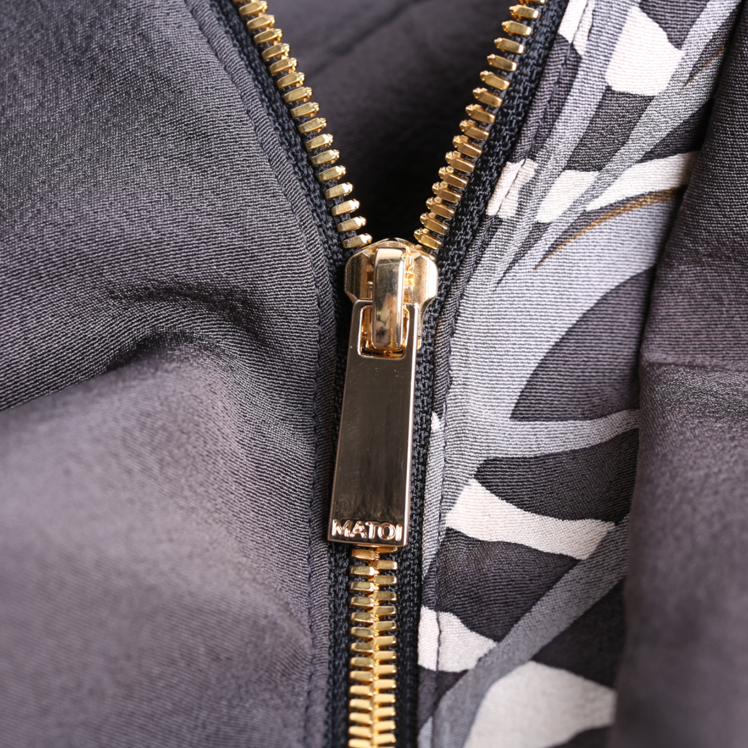 流水草葉の訪問着で綴る、至高のモダンコート