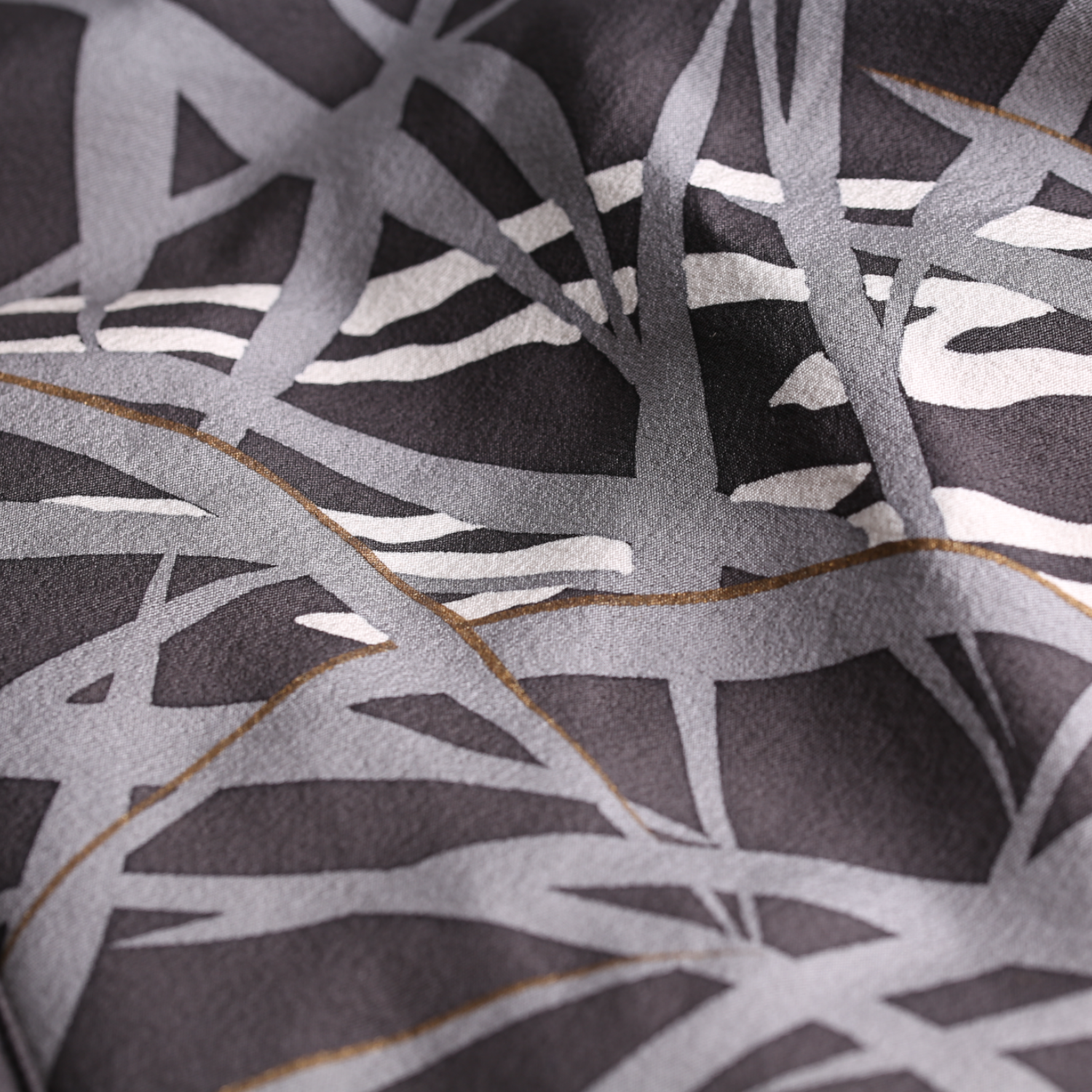 流水草葉の訪問着で綴る、至高のモダンコート