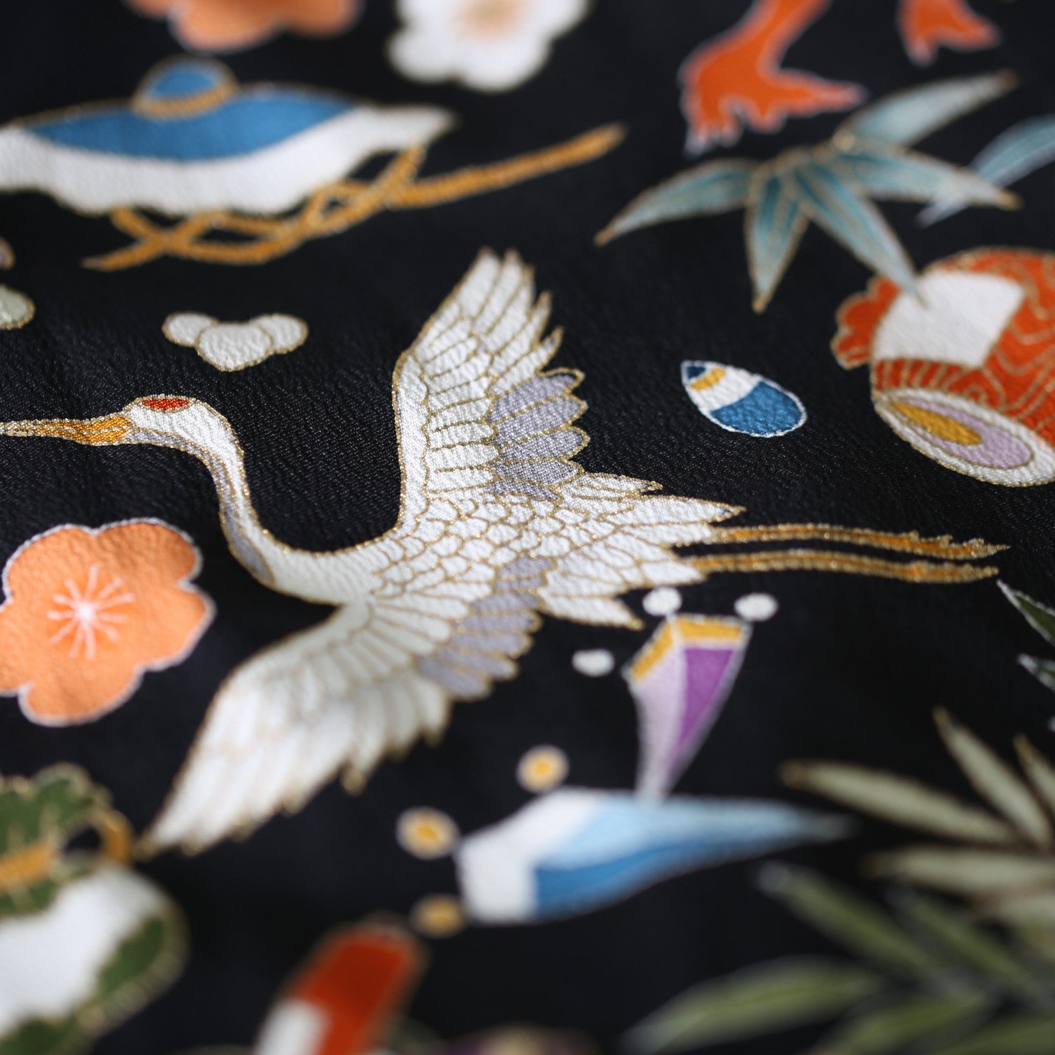 時を超えて艶めく金彩道長取りのスカート