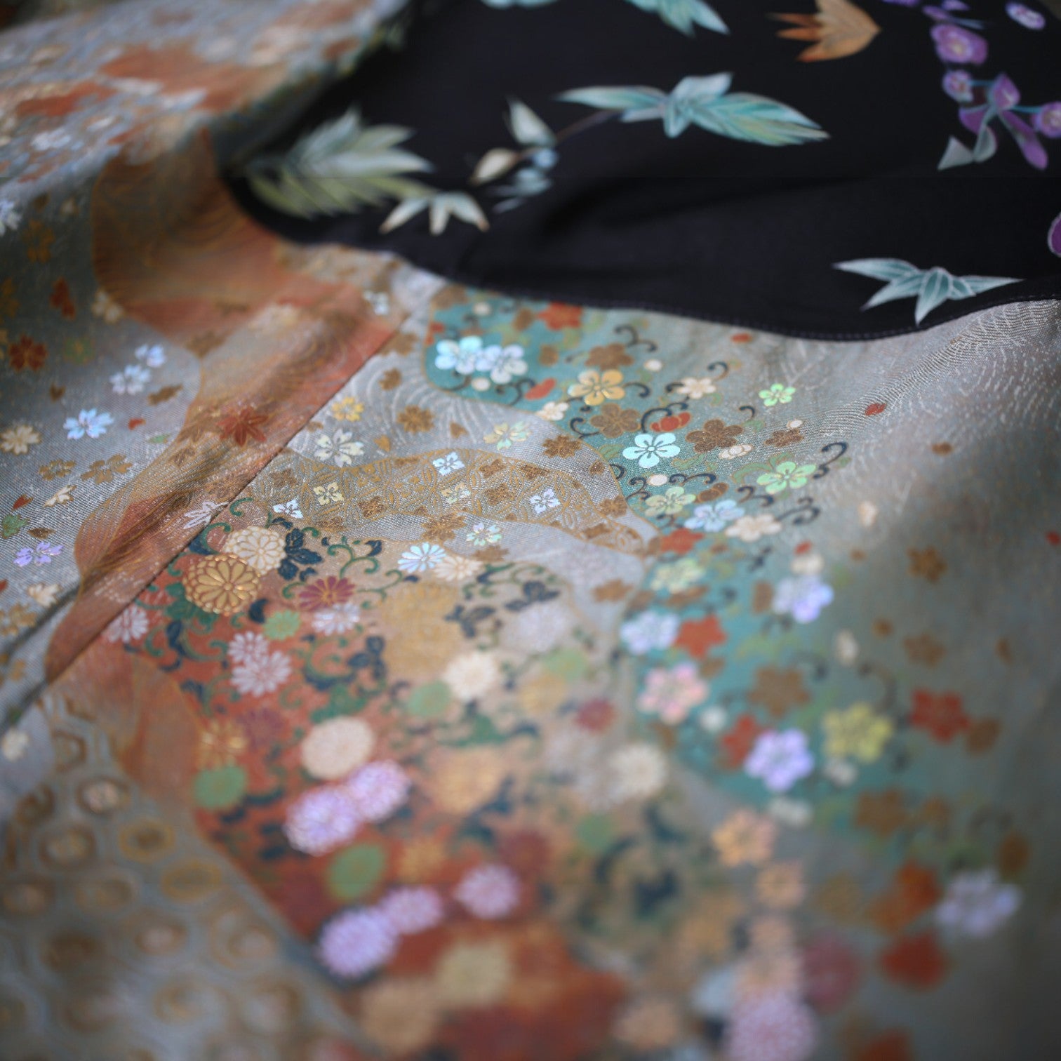 時を超えて艶めく金彩道長取りのスカート