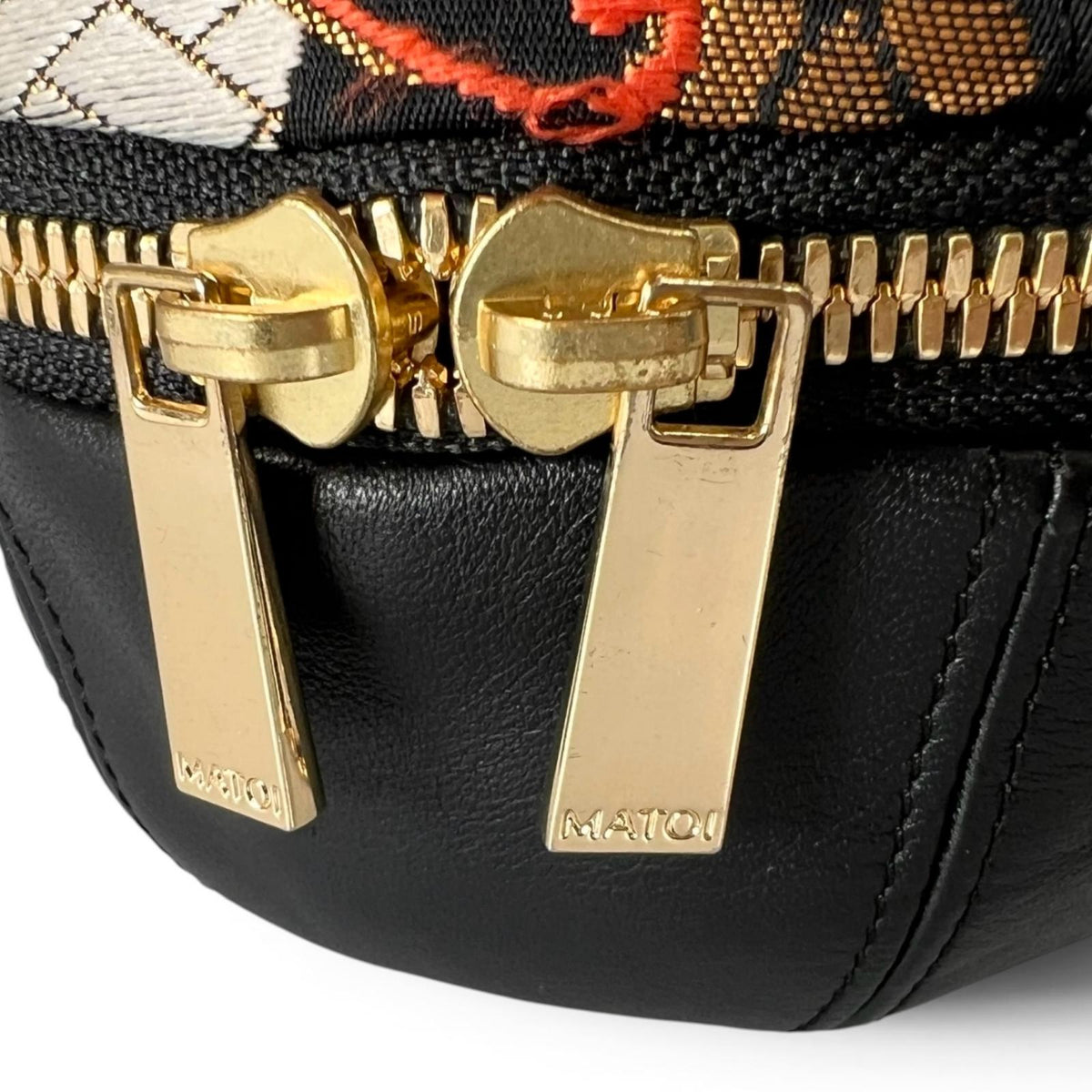 伝統を纏う、気高き正絹のMari Bag