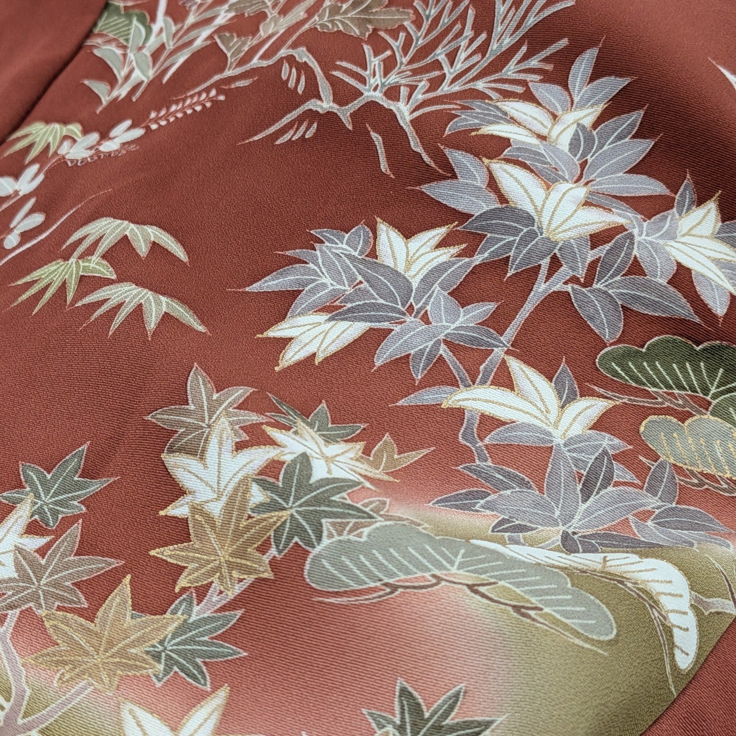 黑羽二重绸和紫色刺绣访问和服绸衬衫
