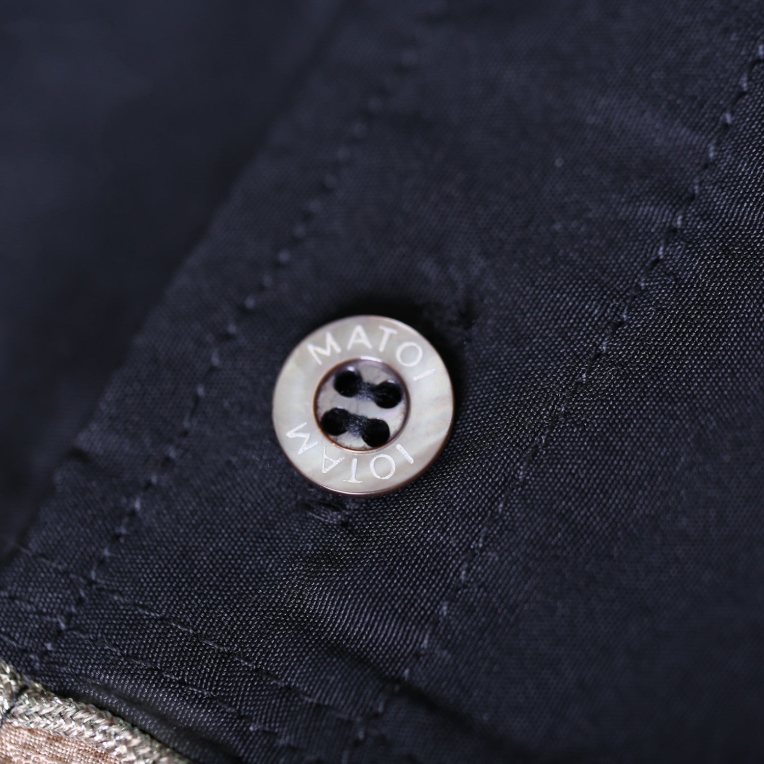 刺繍が光る紋付羽二重シルクシャツ