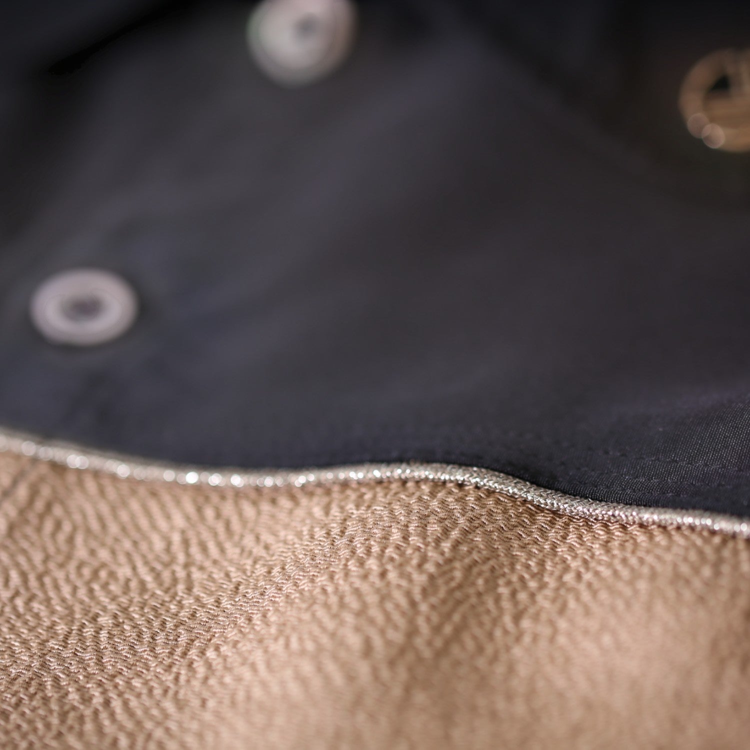 刺繍が光る紋付羽二重シルクシャツ