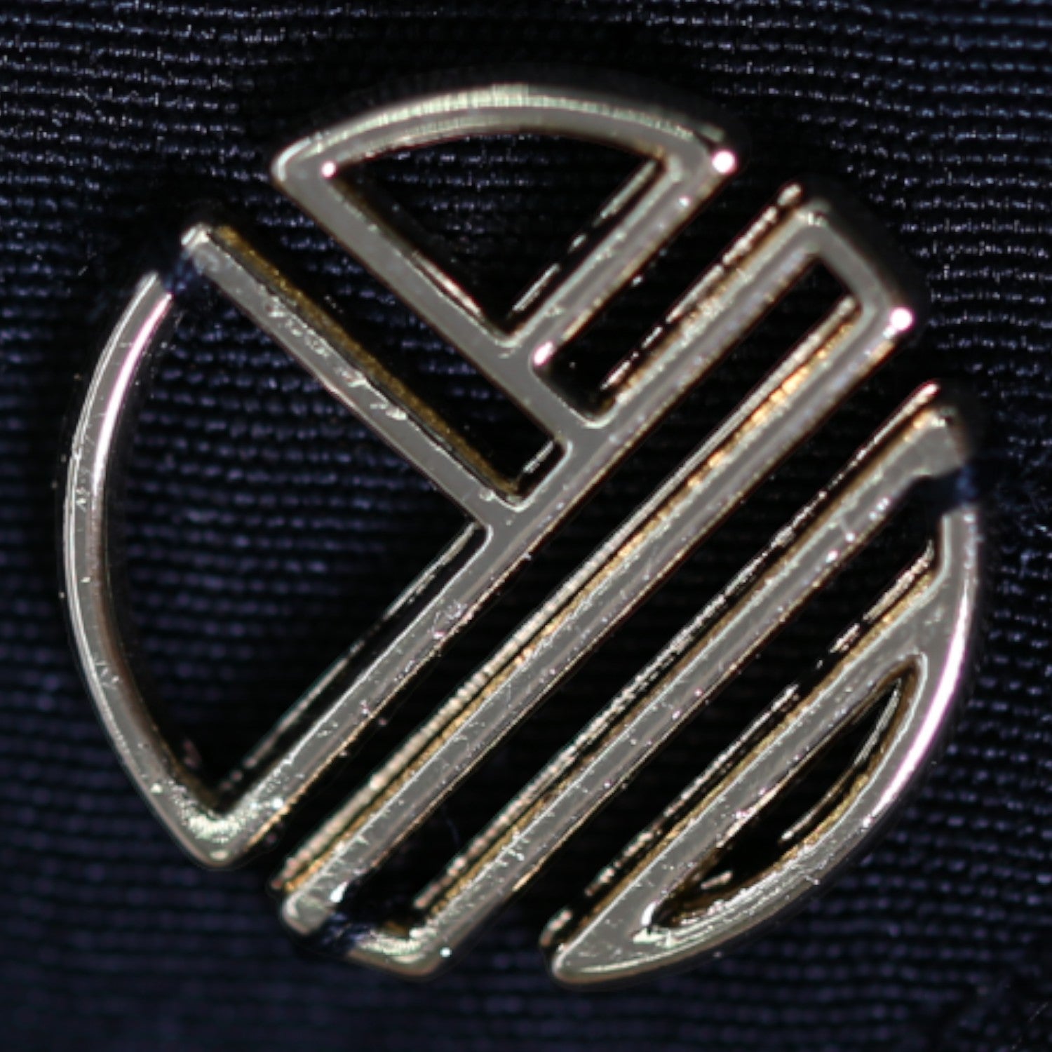 黒留袖を纏う羽二重絹のシャツ