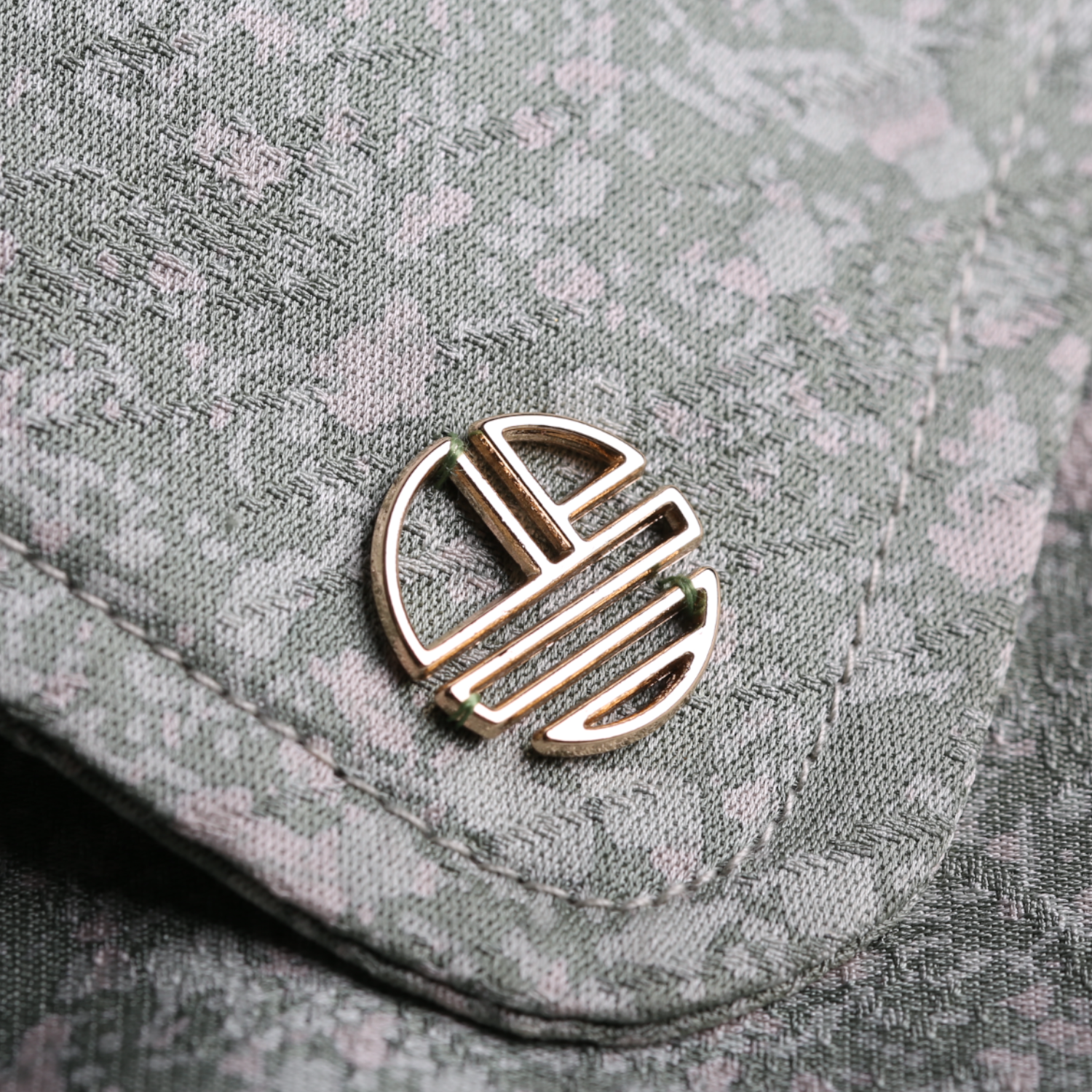 二つの着物が織りなす絞り草葉模様のシルクシャツ