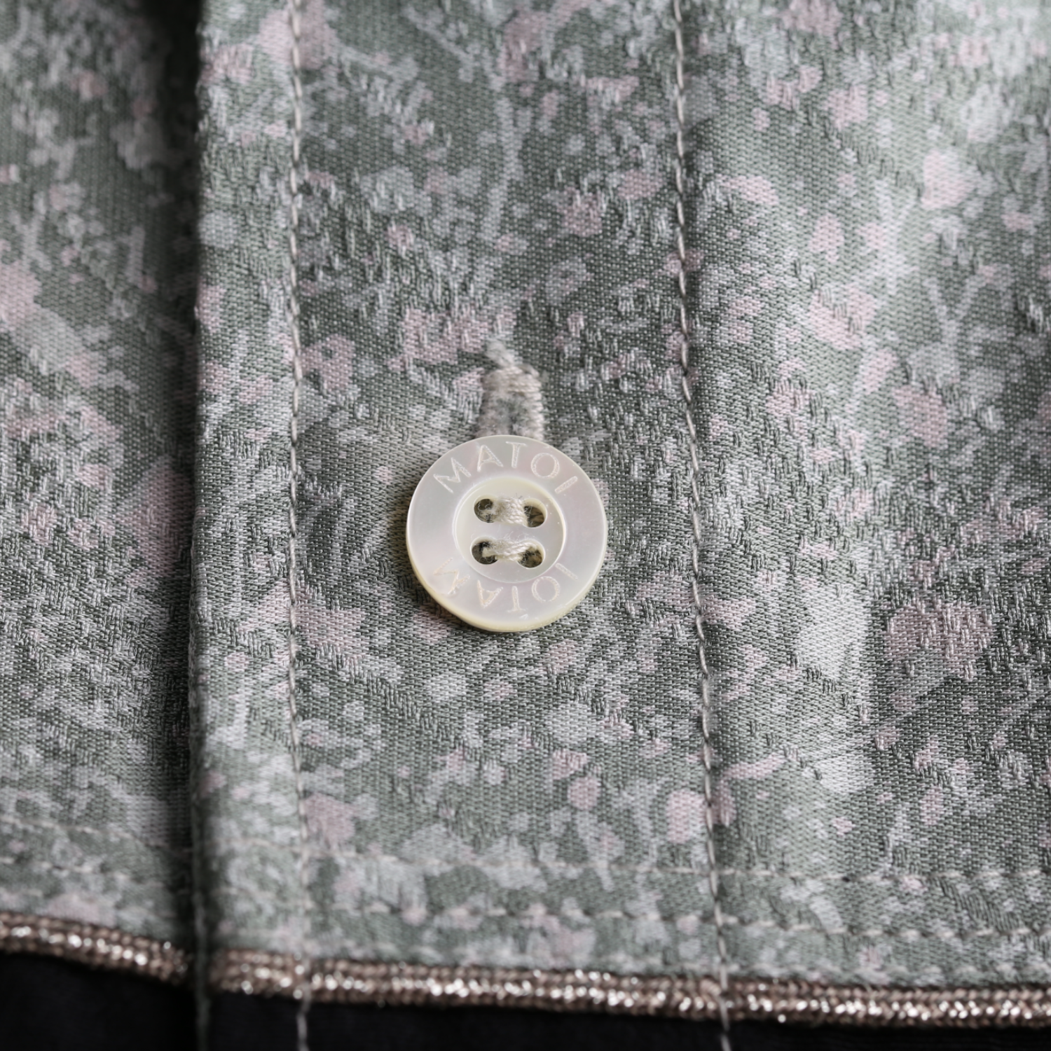 二つの着物が織りなす絞り草葉模様のシルクシャツ