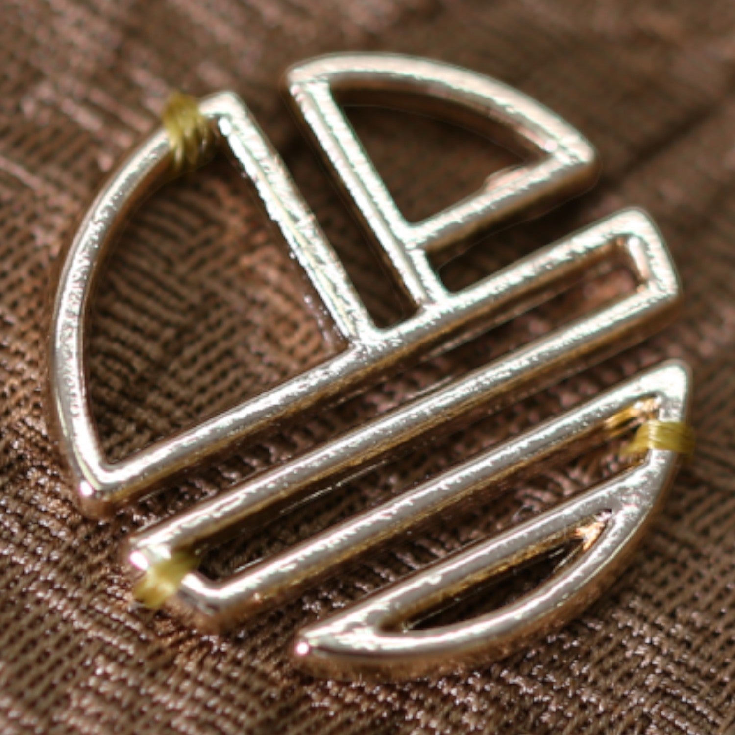 伝統美を纏う牛首紬のシルクシャツ