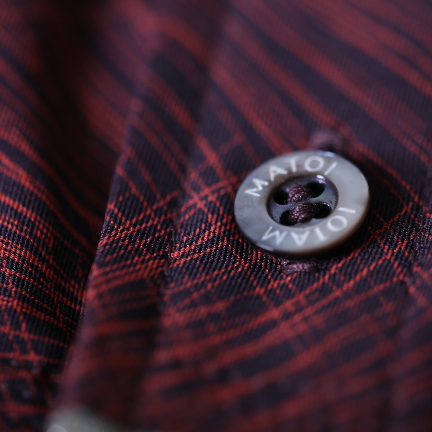 揺れる草花と深紫のシルクシャツ