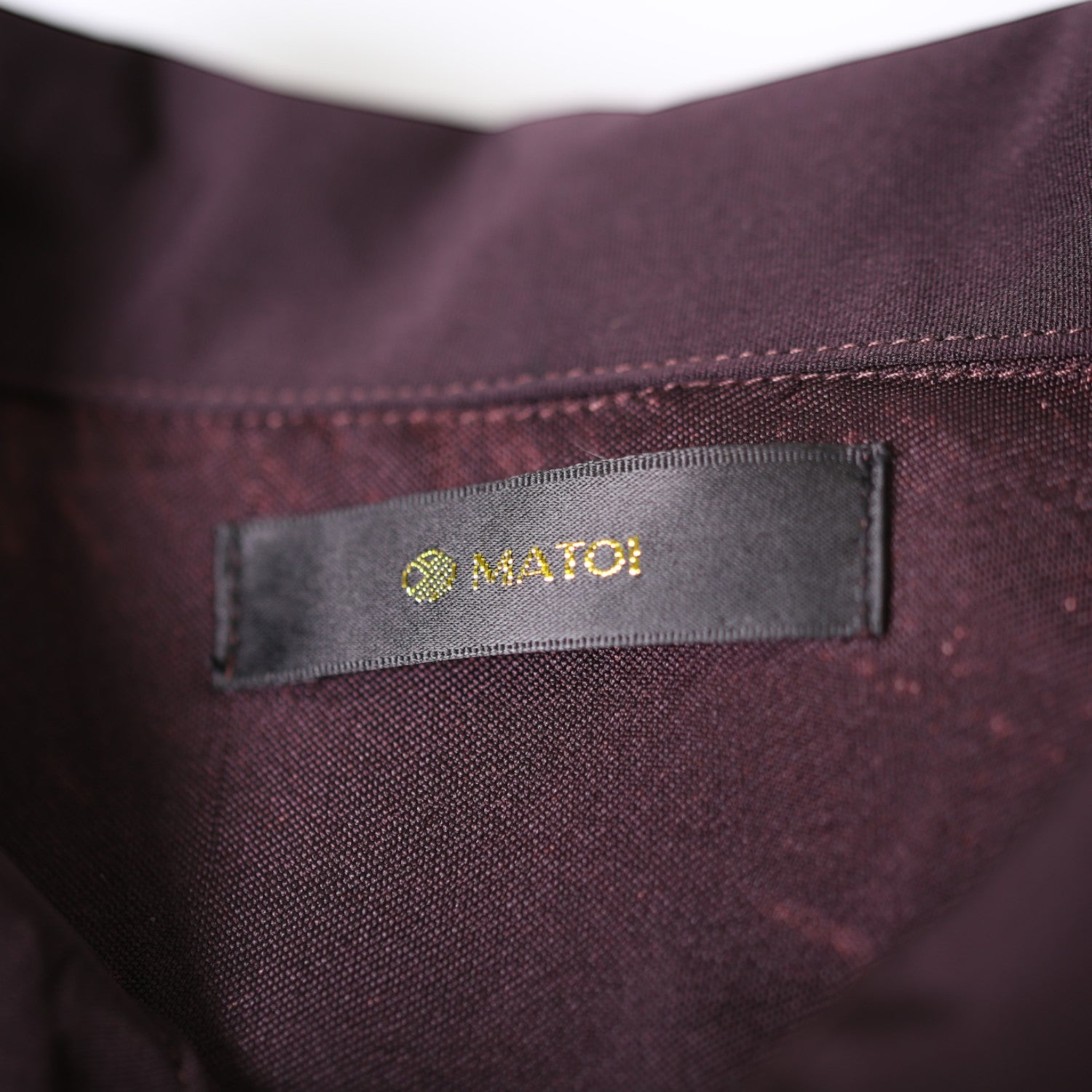 揺れる草花と深紫のシルクシャツ