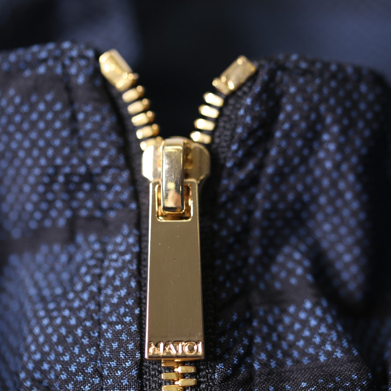 深い藍色の立涌柄ブルゾン