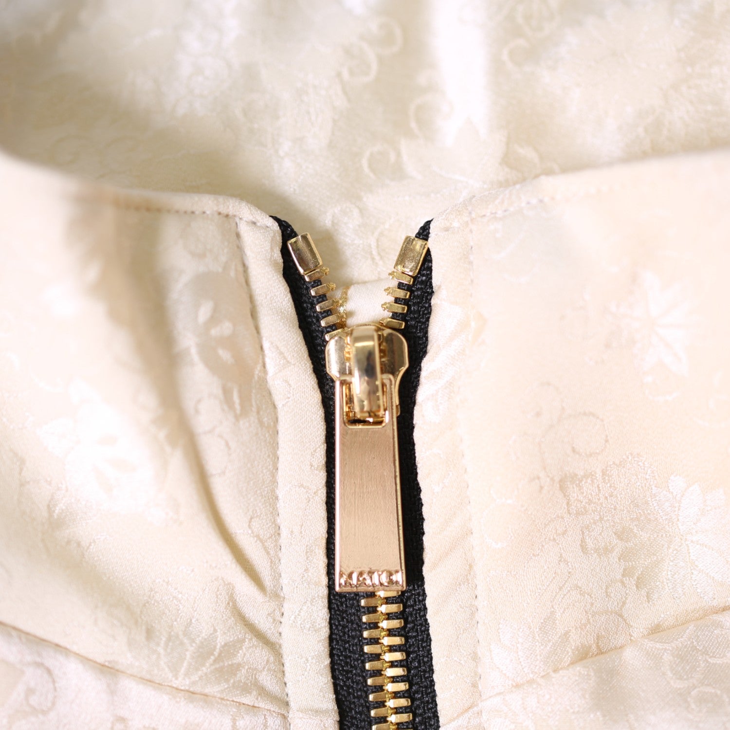 和モダン豪華刺繍振袖のブルゾン