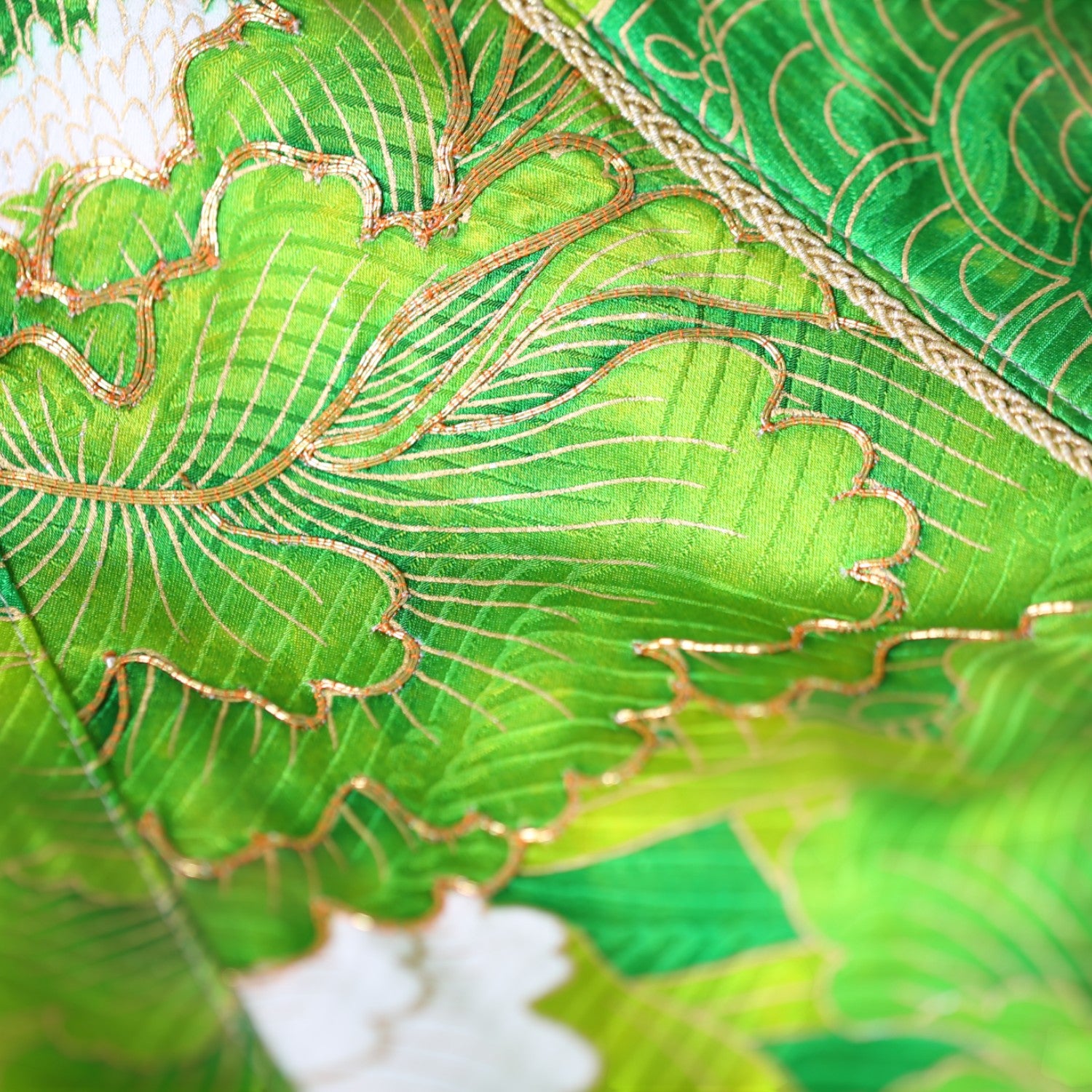 和を纏う緑基調の振袖ブルゾン