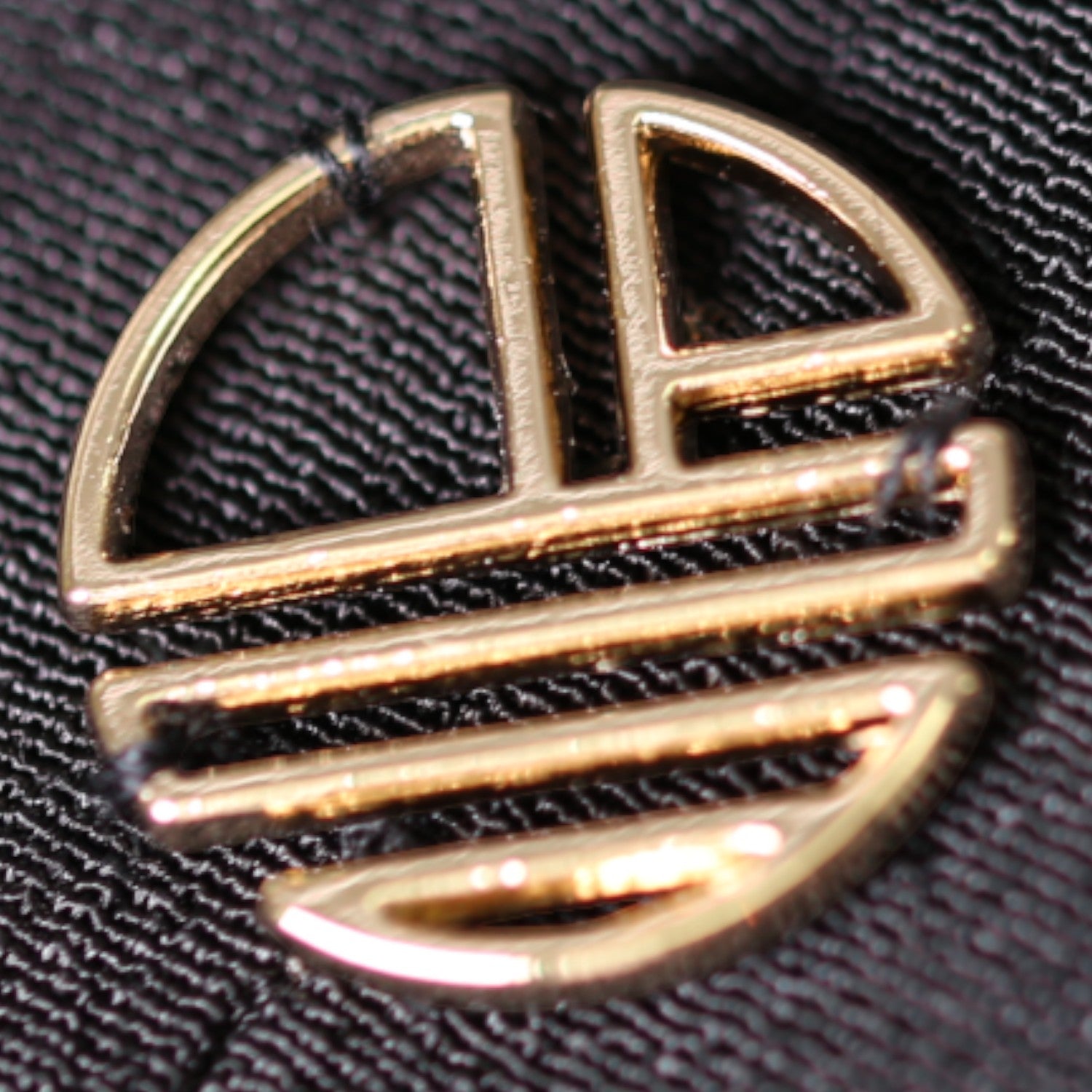 金刺繍が彩る黒留袖ブルゾン