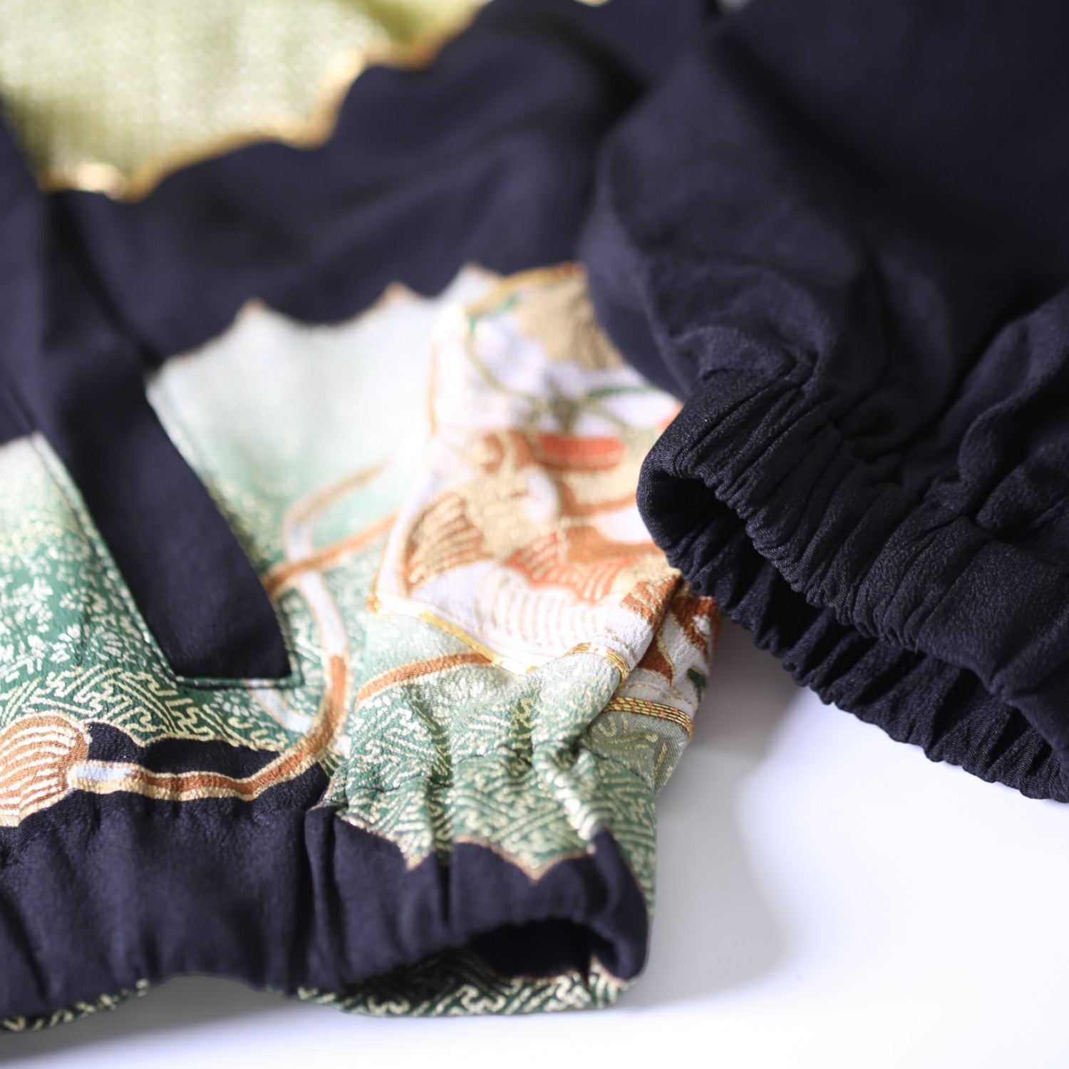 金刺繍が彩る黒留袖ブルゾン