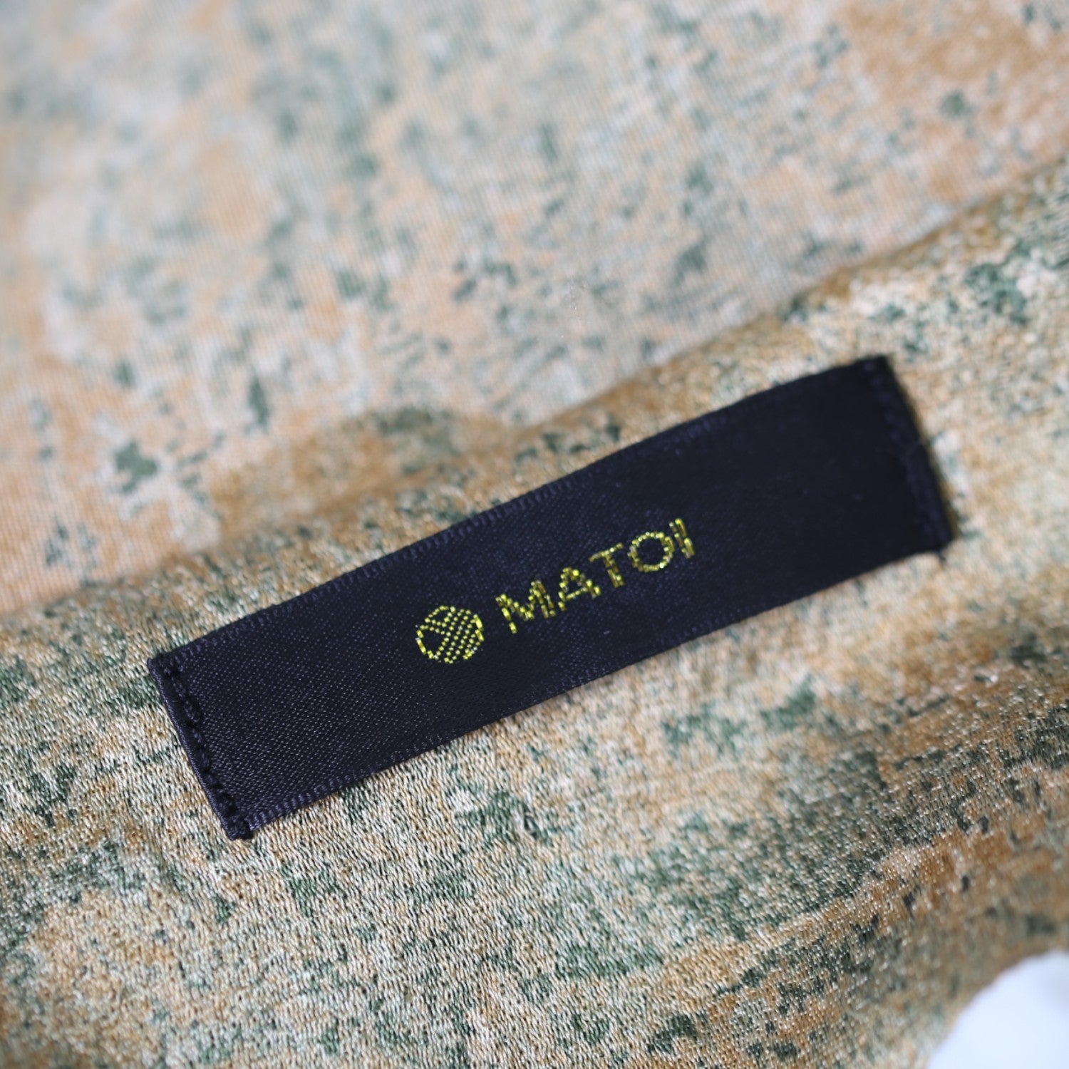 霞模様の黒袖モードコート