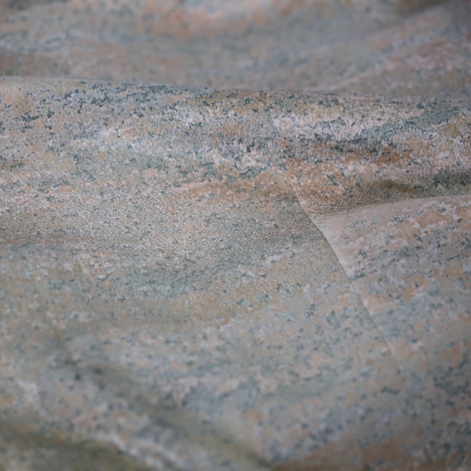 霞模様の黒袖モードコート