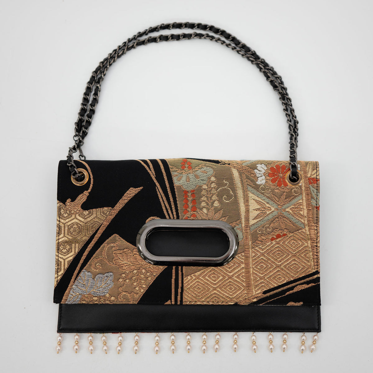 A clutch bag of supreme elegance, adorned with snow ring motifs, dancing flowers, and Akoya pearls.